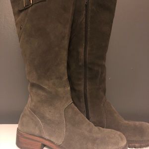 Mossimo grey suede boots. 8 Super comfy.